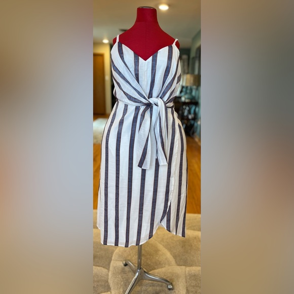 NWT Banana Republic Factory summer dress, tie front, v-neck, size 8 - Picture 10 of 17
